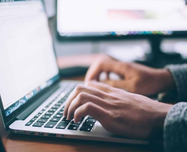 Domain-Management - Mann am Laptop